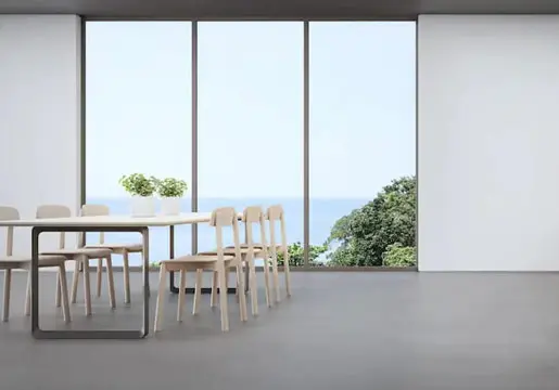 Moderno salón comedor con microcemento en Ibiza