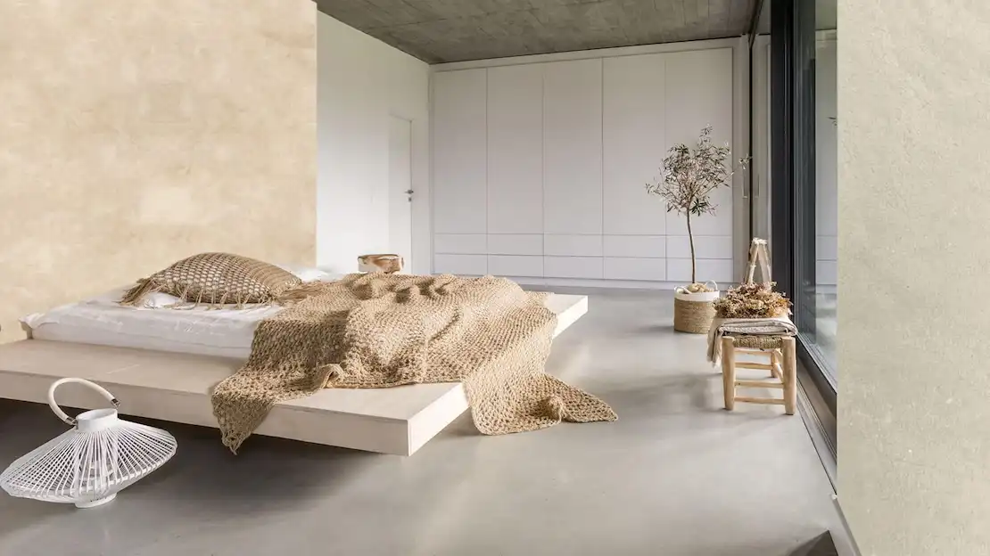Dormitorio con suelo y paredes revestidos con microcemento en Logroño