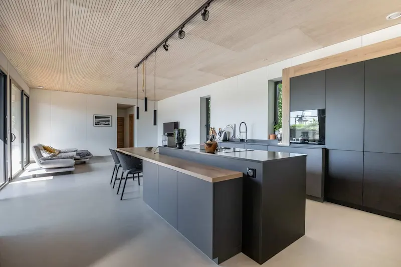 Kjøkkengulv med åpent konsept mikrosement i Eigersund