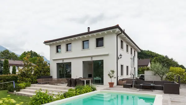 Casa en la naturaleza con terraza y piscina revestida con microcemento Luxury Concrete®