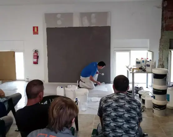 Profesional impartiendo curso de microcemento en Huesca