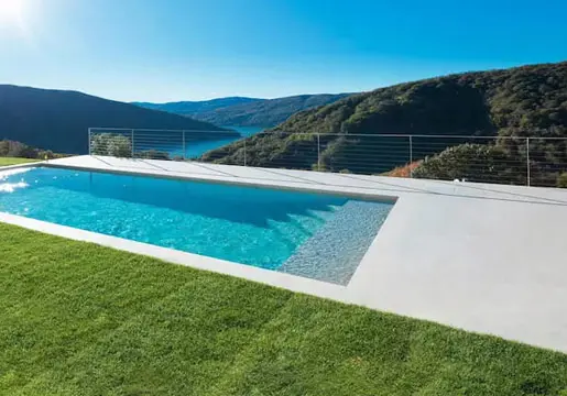 Jardín con piscina revestida con microcemento en Pamplona