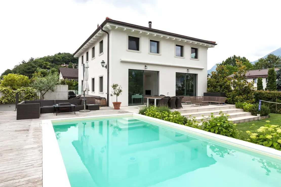 Casa con piscina de microcemento en Santander