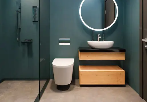 Moderno baño con ducha de microcemento en Sevilla Oeste