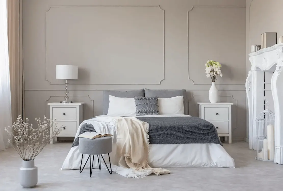 Sypialnia w klasycznym stylu z podłogą z mikrocementu