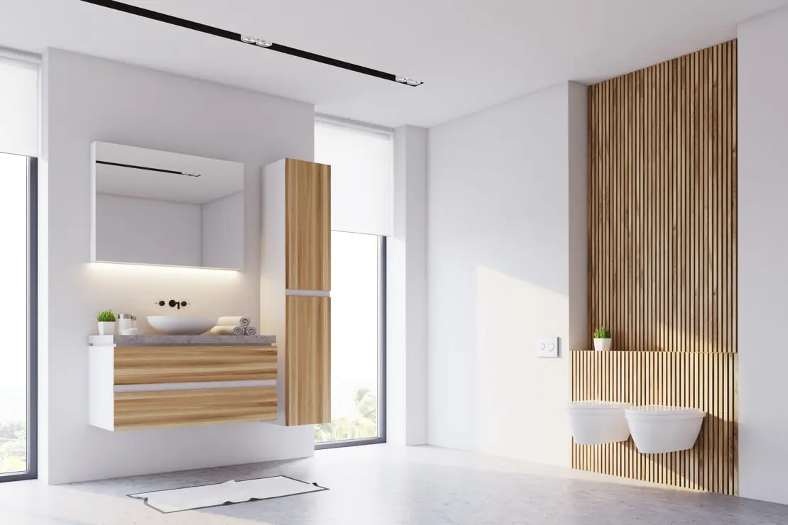 Minimalistická výzdoba v luxusní koupelně s dřevěnými dokončovacími pracemi