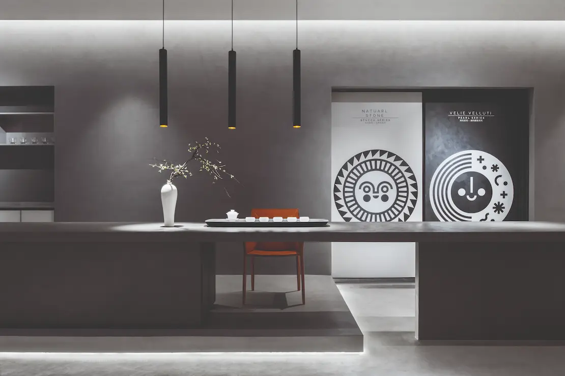 Kuchyň s prodlouženou pracovní deskou z mikrocementu šedé barvy