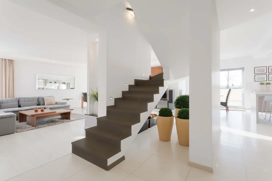 Mikrocementové schodiště v prostorném a světlém obývacím pokoji