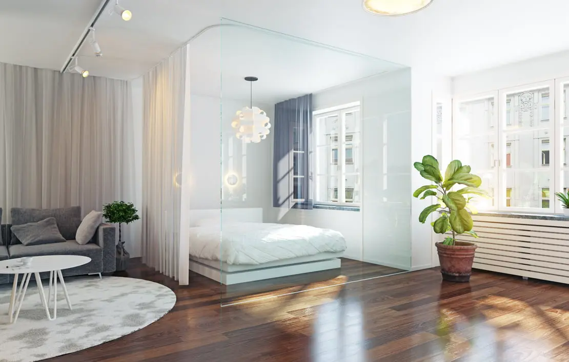Luxusní pokoj s dřevěnou podlahou a velkými okny pro přirozený světlo.