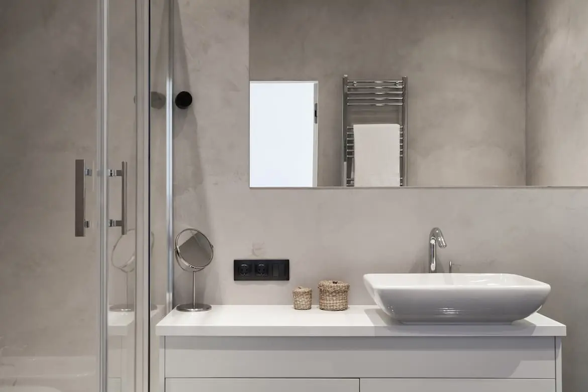 Microcement i badeværelse med grå væg