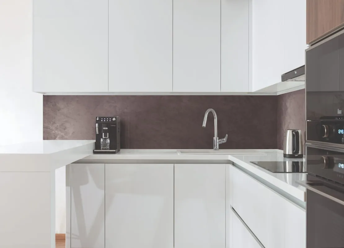 Dekoration einer kleinen Wohnung in einer Küche, die mit Mikrozement verkleidet ist