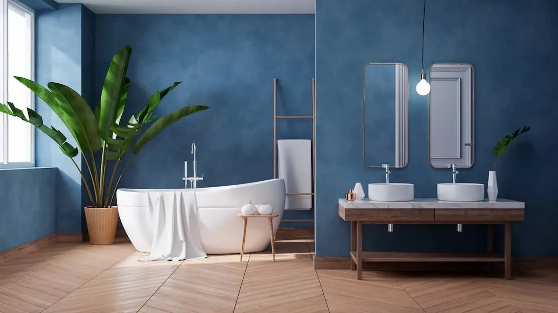 Schönes Badezimmer mit Mikrozement auf Fliesen an den Wänden