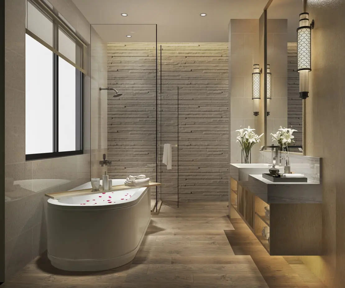 Luxusbadewanne in einem Raum mit Doppelwaschbecken und warmer Dekoration