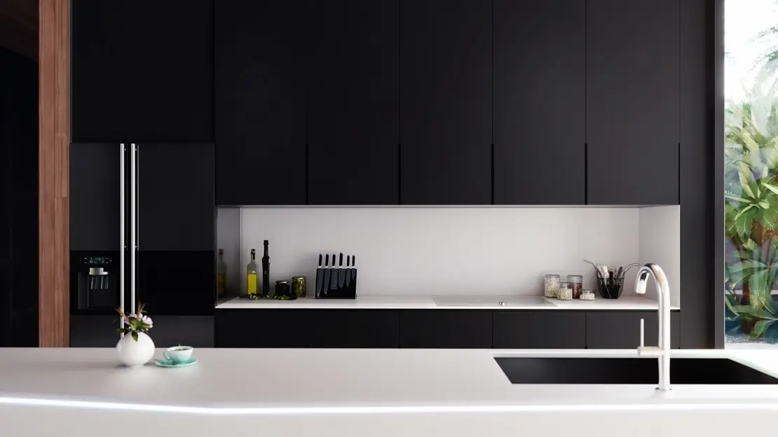 Arbeitsplatte aus Mikrozement in einer Küche, in der die Kombination von hellen und dunklen Tönen einen Kontrast erzeugt