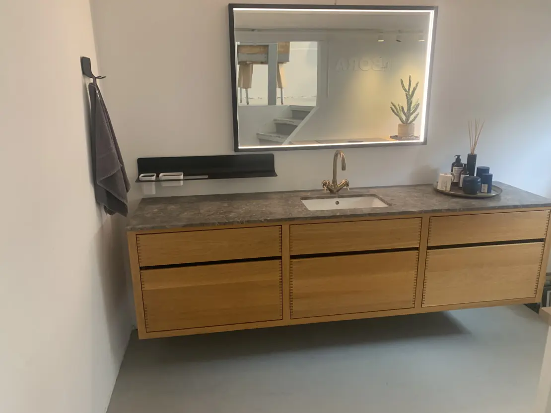 Mikrozement-Badezimmer, das Böden und Wände in neutralen Tönen mit minimalistischer Dekoration bietet
