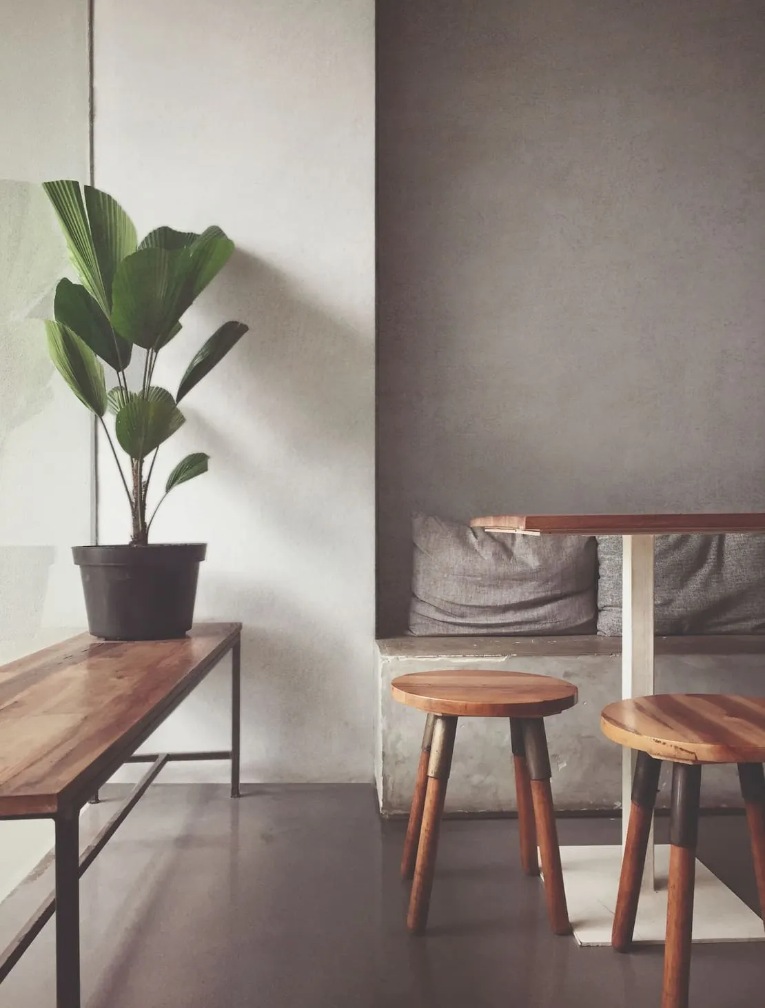 Charming corner of decoration in a small flat coated with microcement