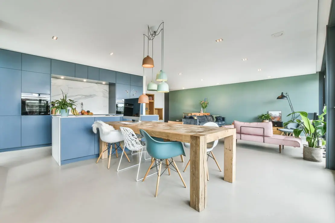 Luxury kitchen with microcement floor and warm-toned decoration