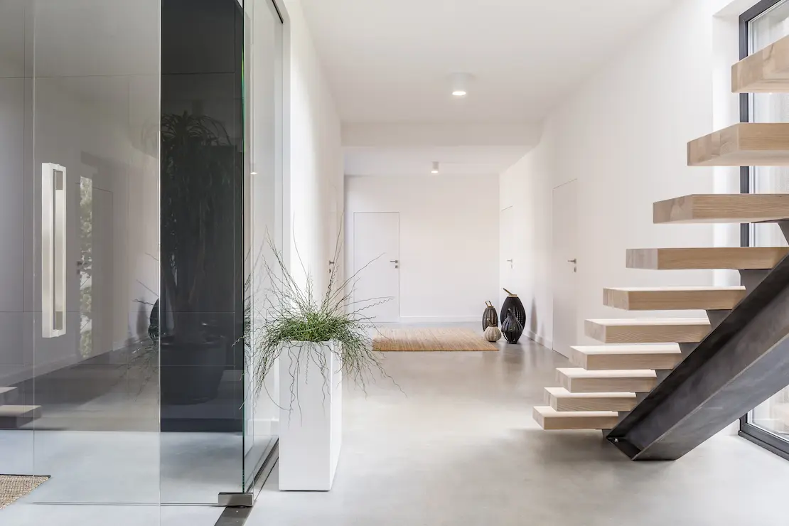 Spacious and bright entrance hall with microcement floor