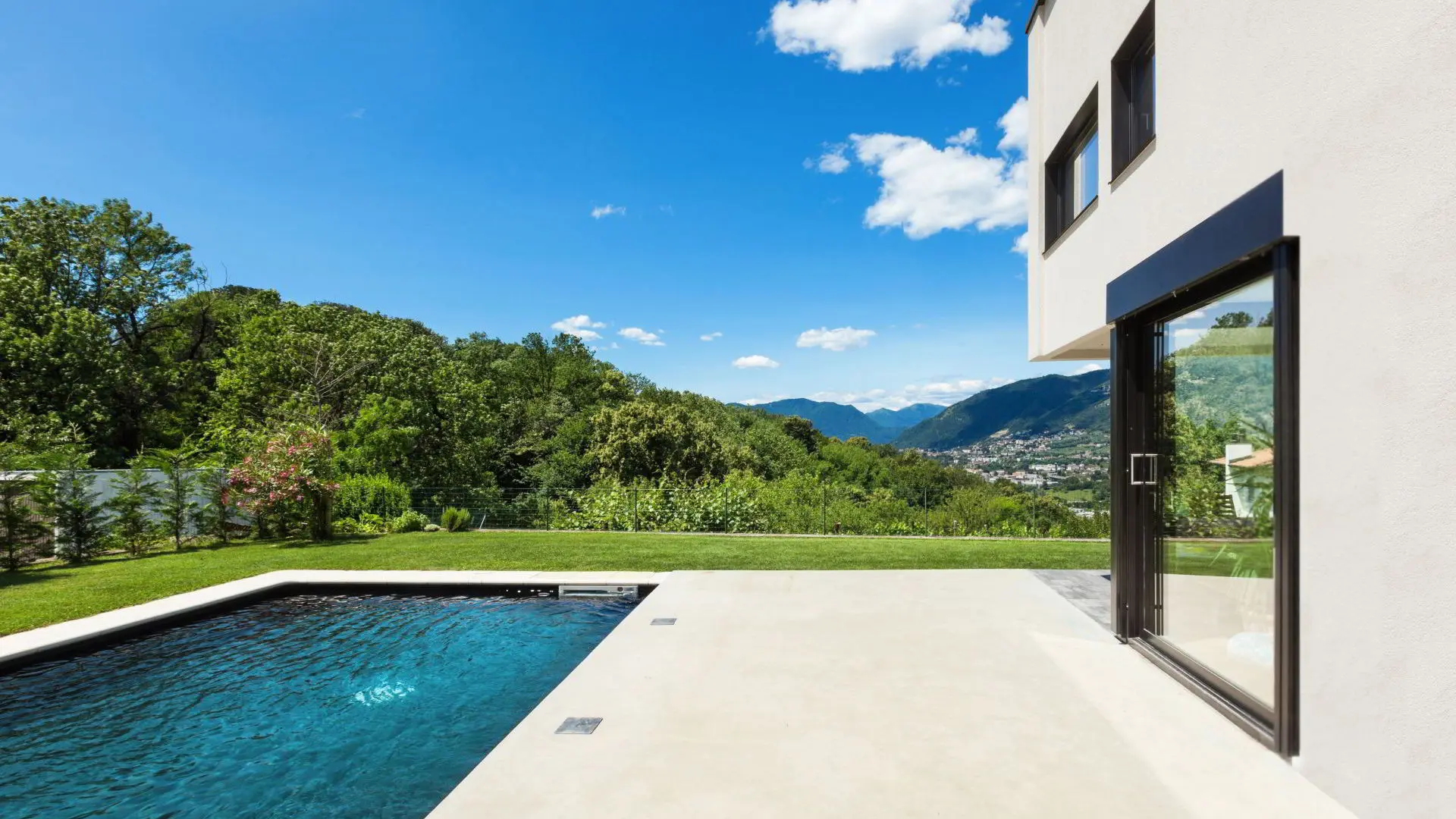 Housing with pool lined with microcement