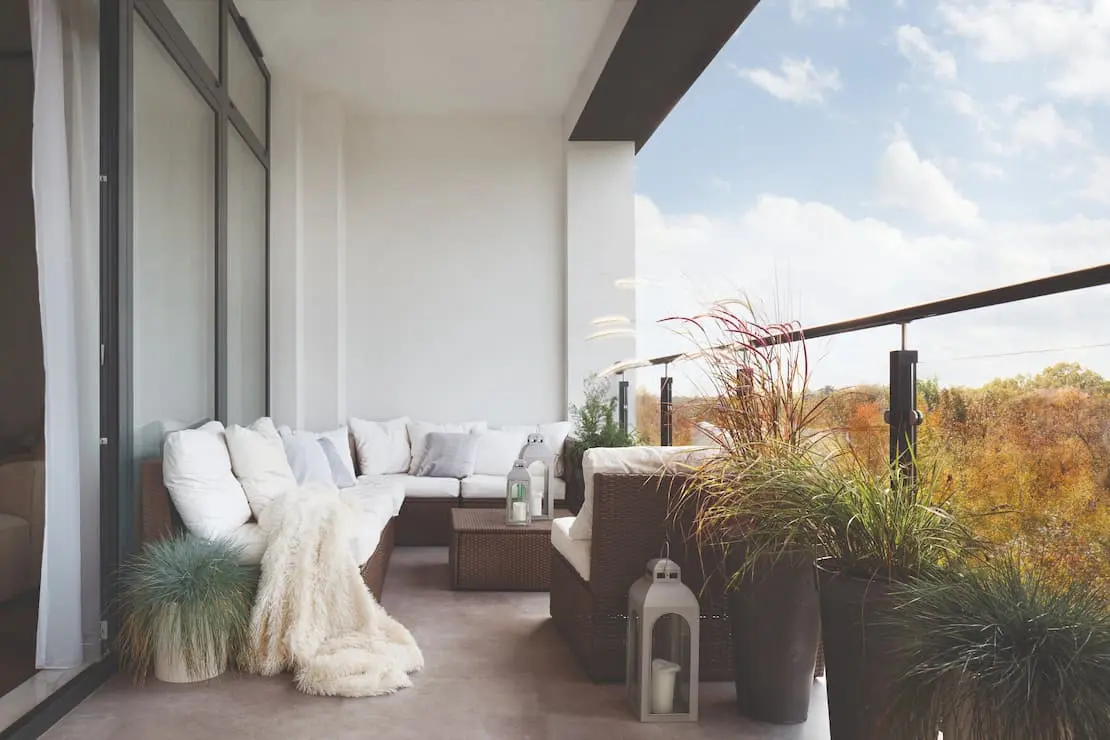 Bonita terraza de estilo rústico con microcemento en pavimentos