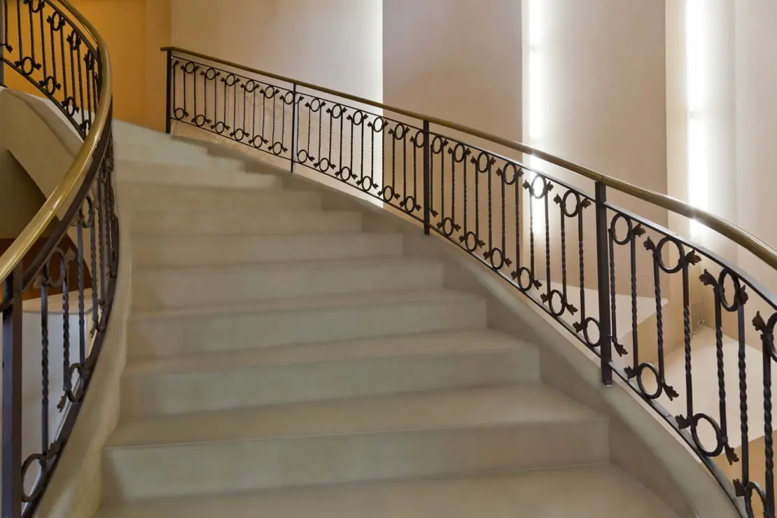Escalier en béton ciré avec balustrade en bois des deux côtés