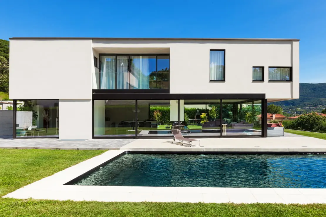 Béton ciré à l'extérieur d'une maison avec des espaces larges et de style minimaliste