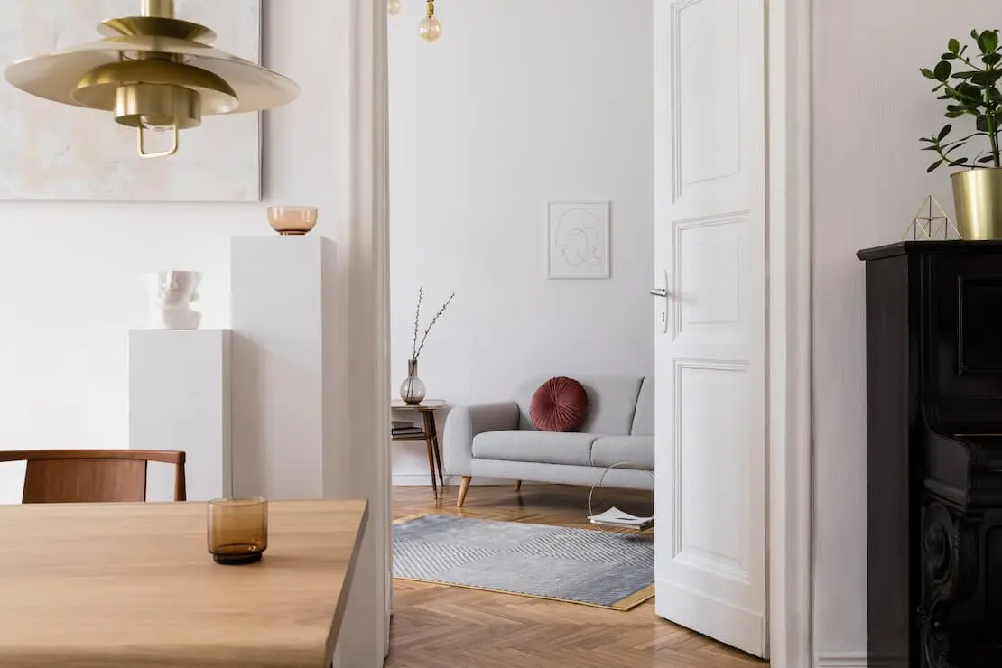 Joli loft avec des meubles en béton ciré