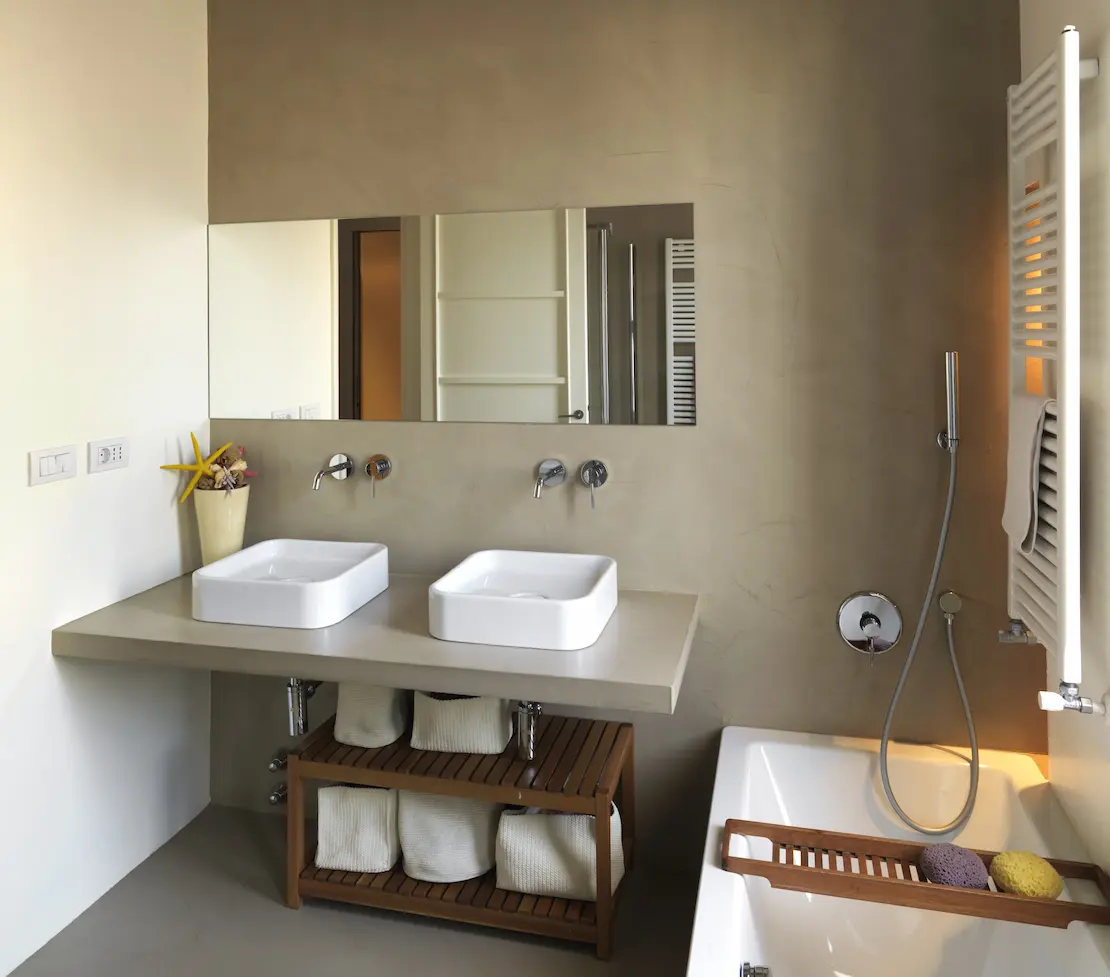 Salle de bain avec mur et sol en béton ciré
