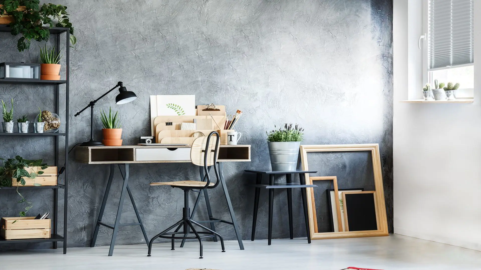 Petit bureau avec un mur revêtu de béton ciré