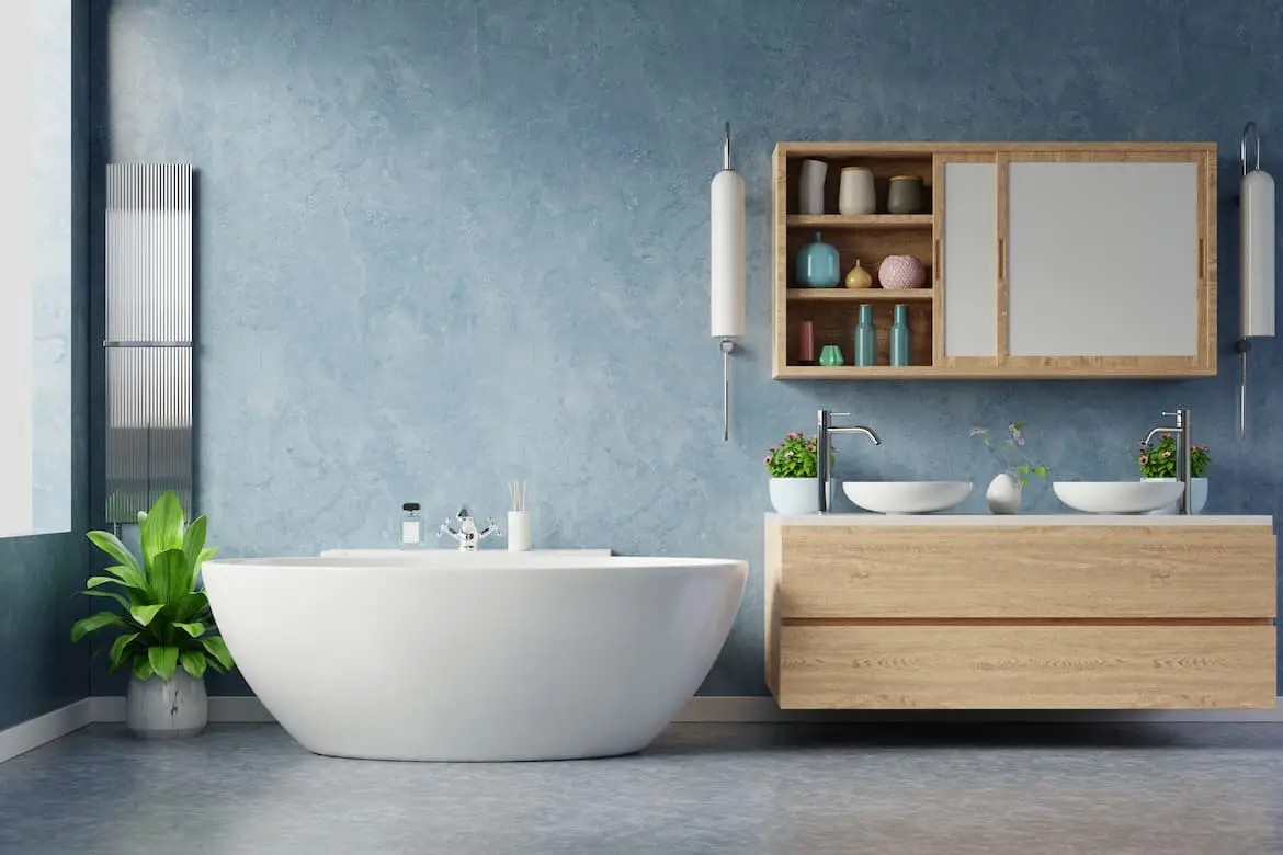 מיקרוצמנט בחדר האמבטיה עם קיר בצבע כחול