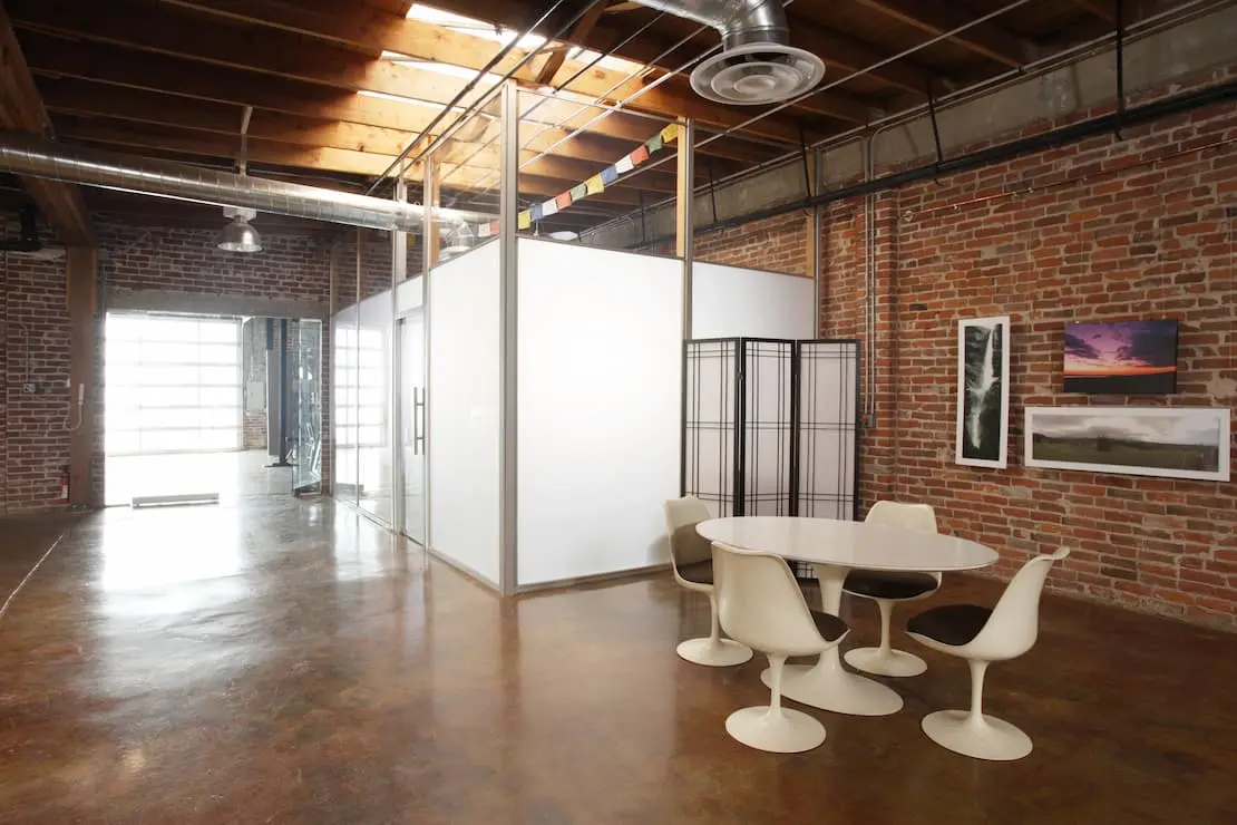 משרדים בסגנון תעשייתי משטח קיר עם לבנים