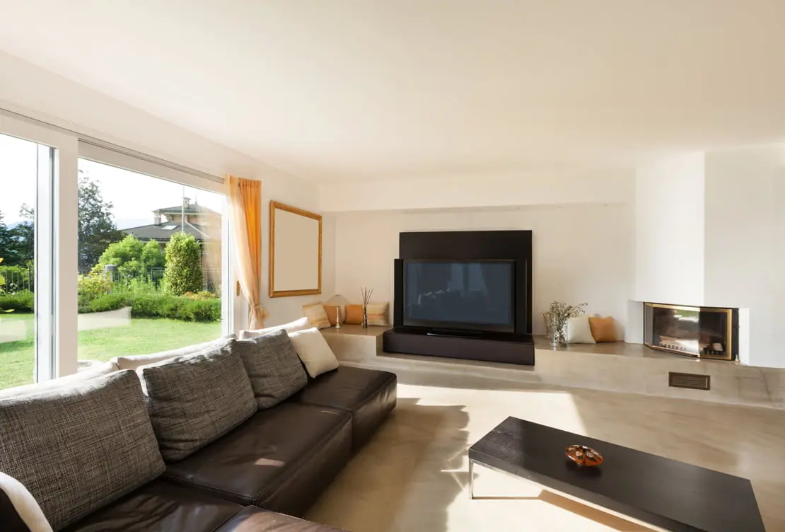 Klasszikus stílusú luxus nappali kertre néző kilátással és beépített kandallóval