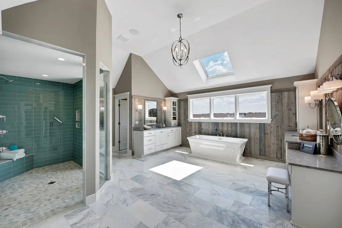 Kamar mandi mewah yang luas dan cerah dengan dinding kayu untuk menciptakan suasana yang santai