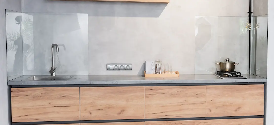 Dapur modern dengan pelapis tadelakt di dinding