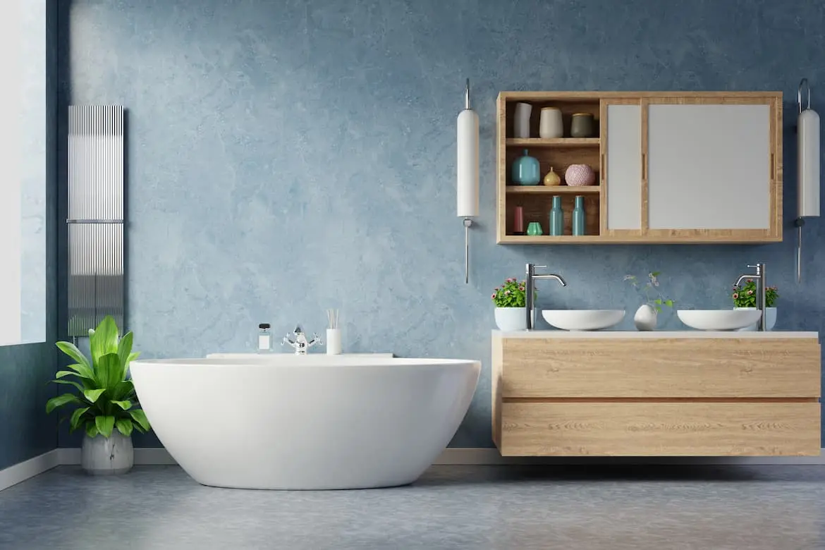 Microcemento in bagno con parete in blu