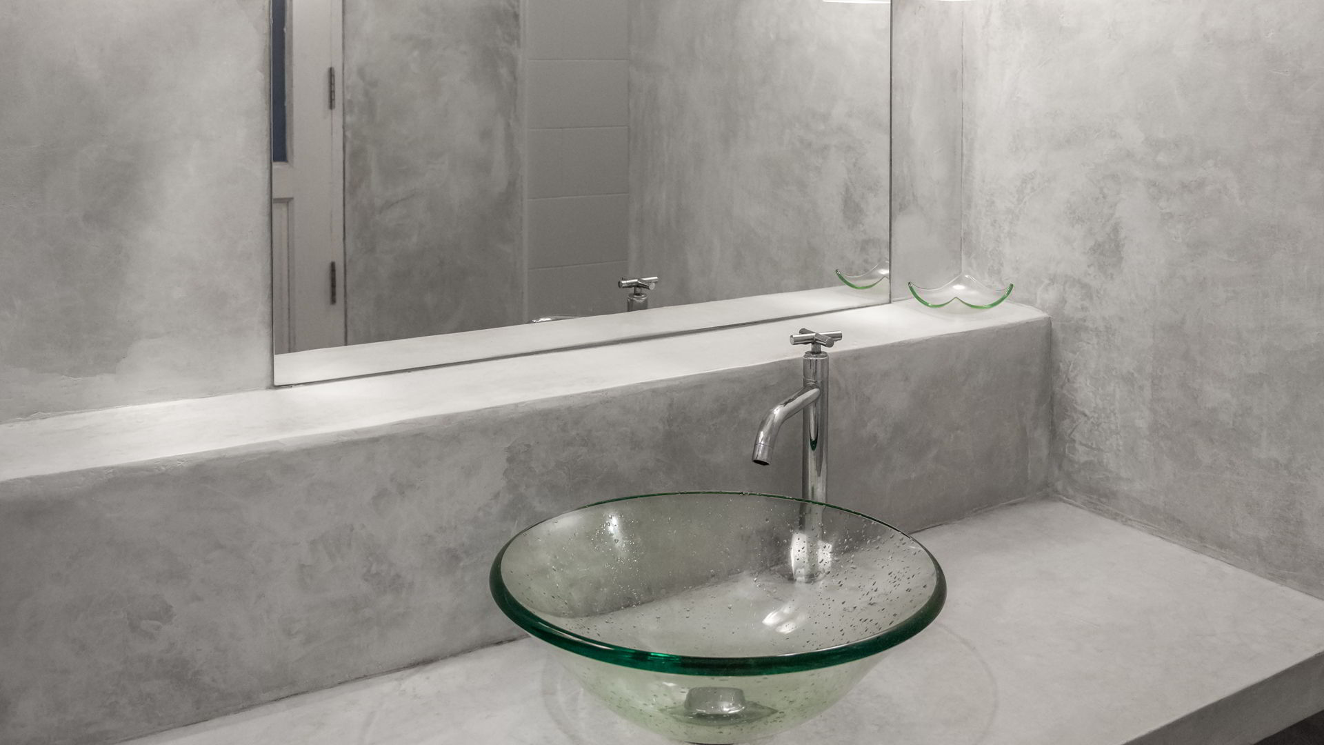 Piano del lavabo rivestito in microcemento di colore grigio