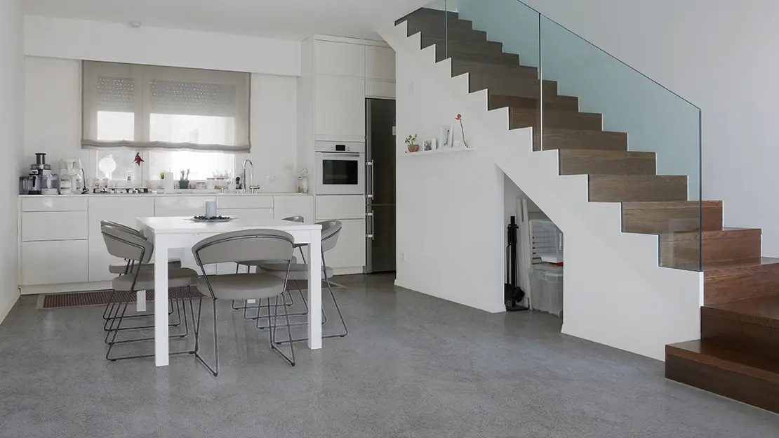 Virtuvė su poliruoto betono grindimis