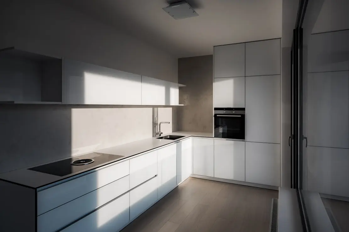 Virtuvė su mikrocemento siena ir natūralios šviesos įėjimu per didelį langą
