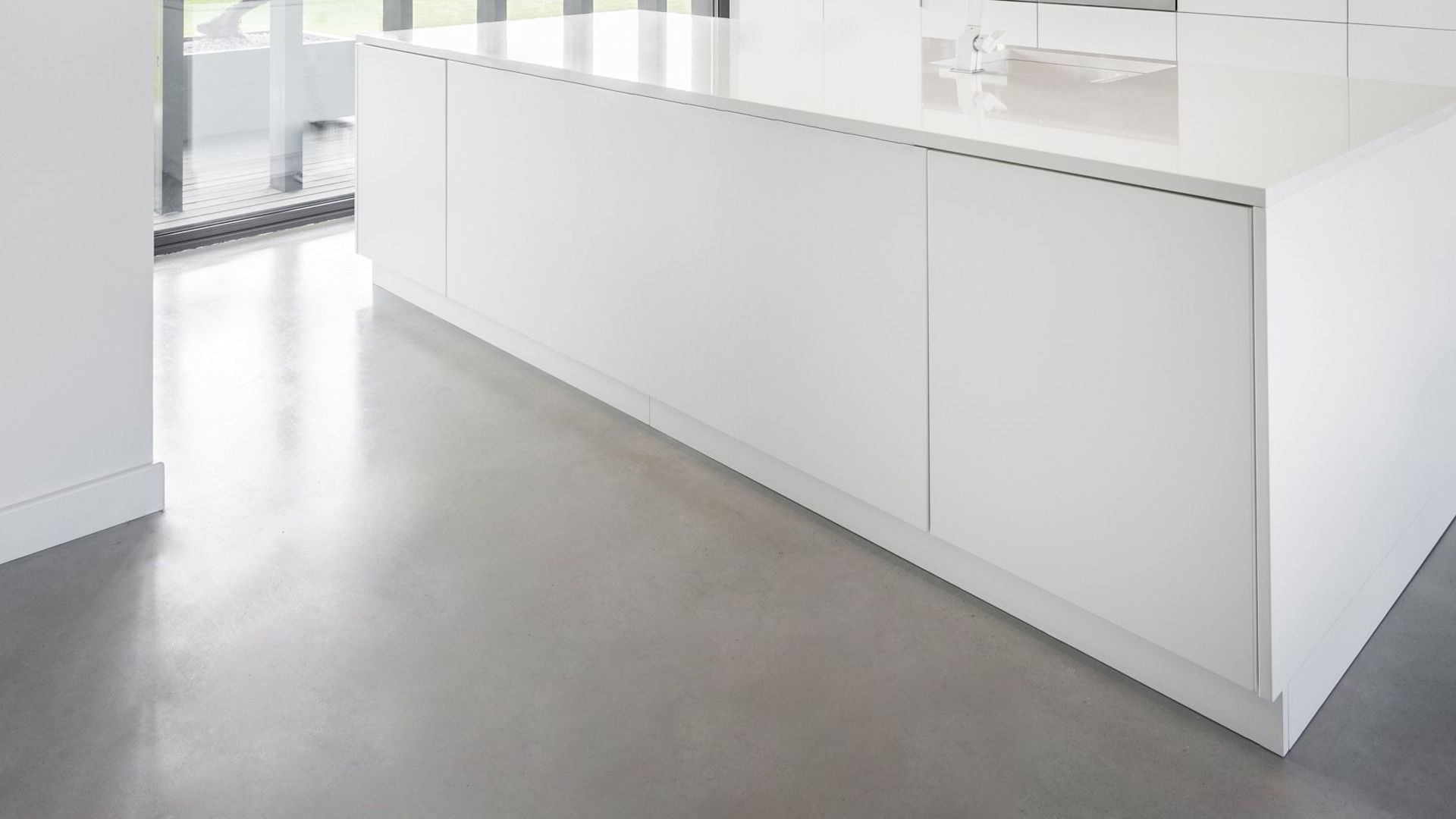 Virtuvė su pilkos spalvos mikrocemento grindimis