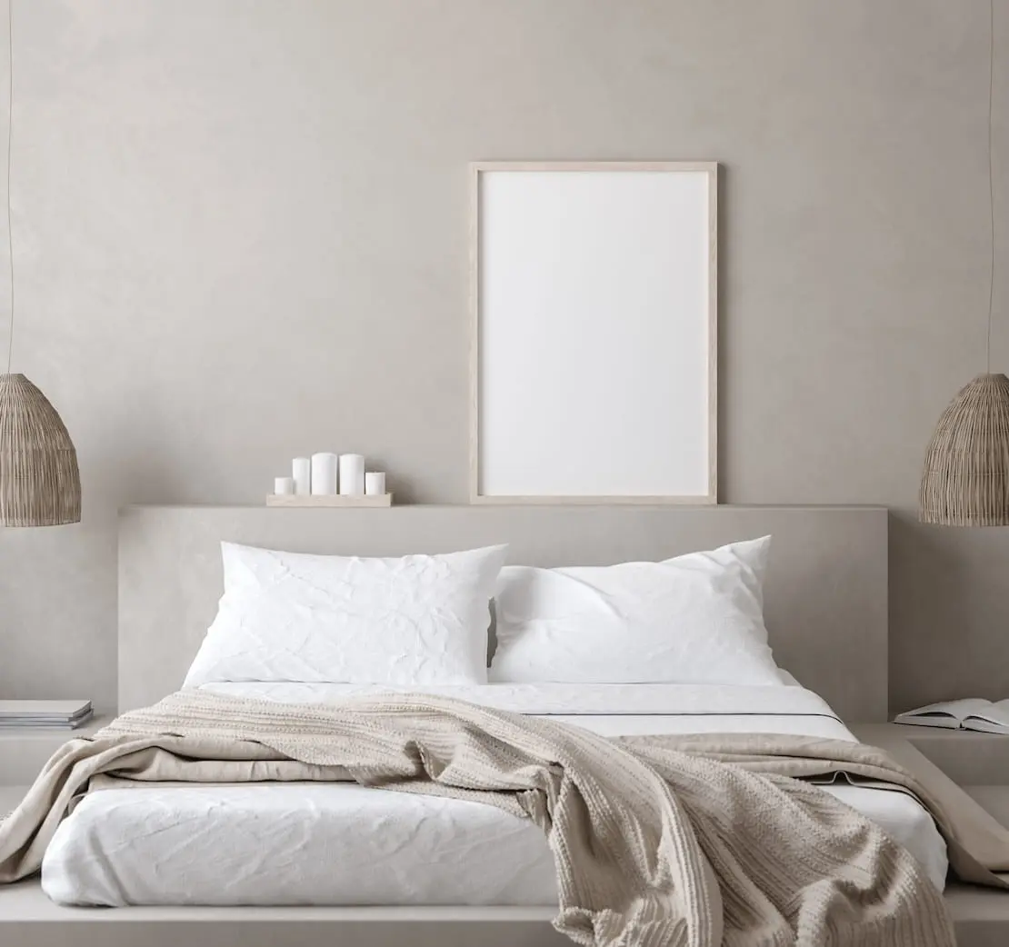 Neitrālu krāsu guļamistabas dekorācija ar mikrocementa sienas un galvgalī