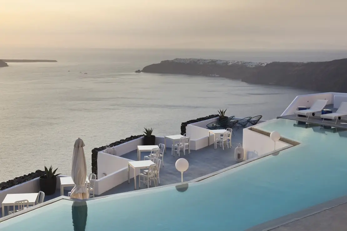 Spectaculaire terras met decoratief betonnen zwembad
