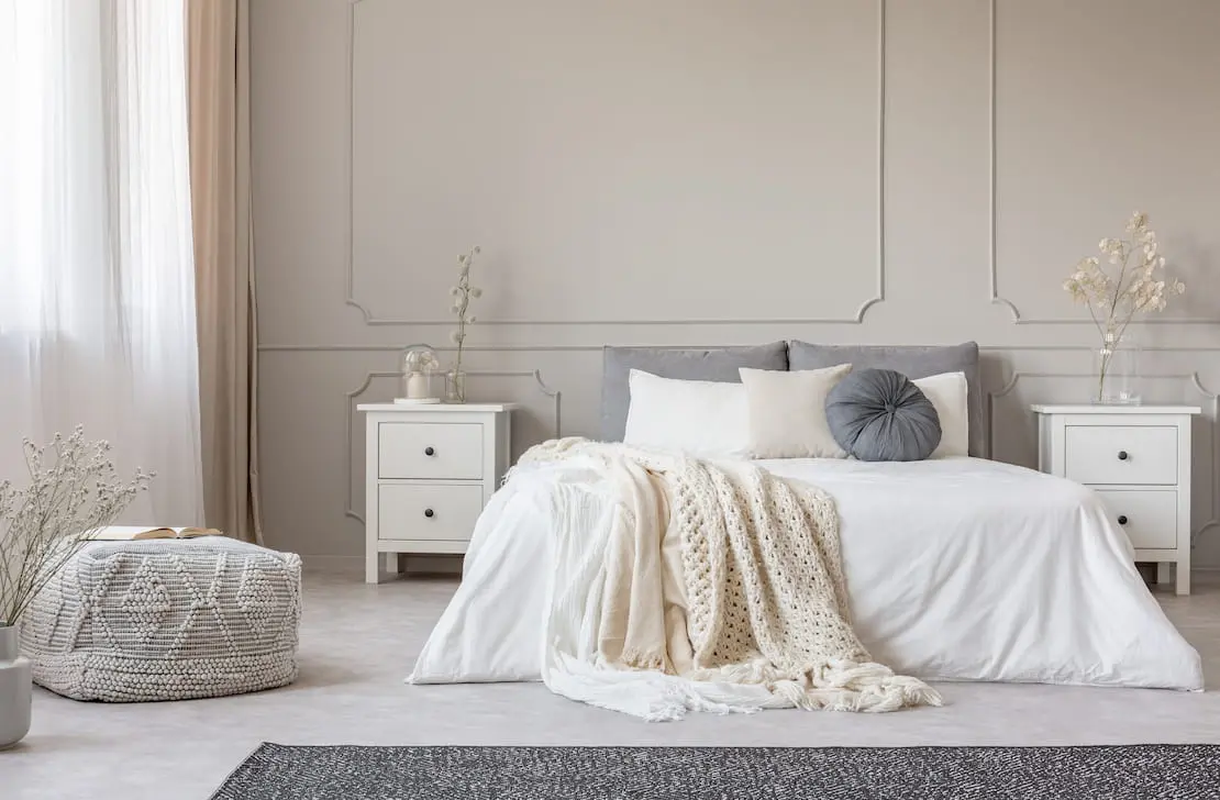 Dekoracja sypialni w stylu nordyckim z podłogą z mikrocementu