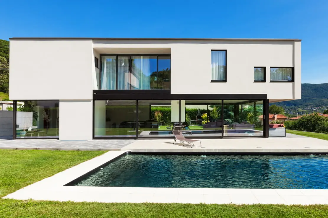 Microciment în exteriorul unei case cu spații largi și de stil minimalist