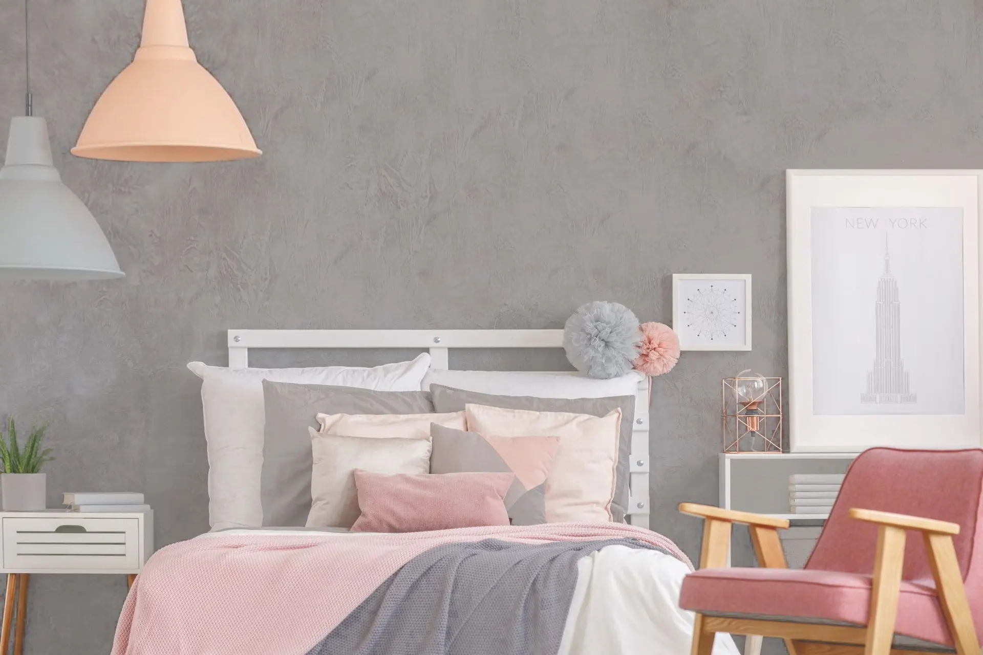 Moderna luksuzna soba z sivim mikrocementom na steni