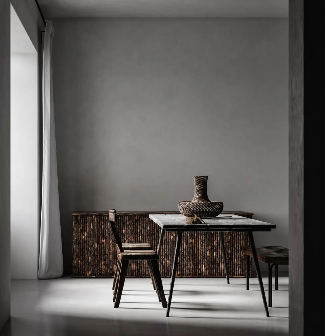 Gri tonlarla dekore edilmiş minimalist bir salonda mikro çimento duvar