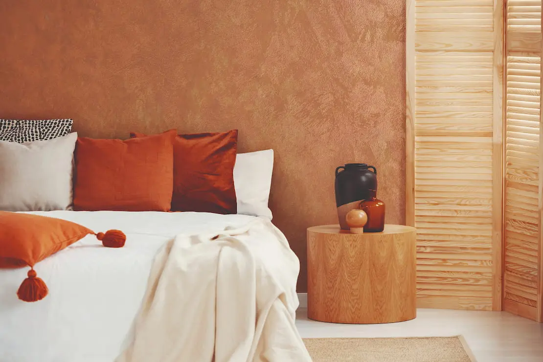 Tường microcement hiệu ứng gỉ trong trang trí một phòng ngủ